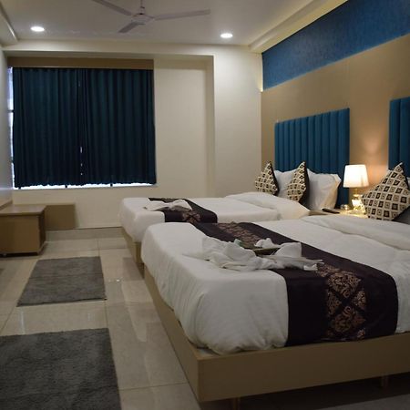 Hotel Royal Square Gandhinagar Bagian luar foto