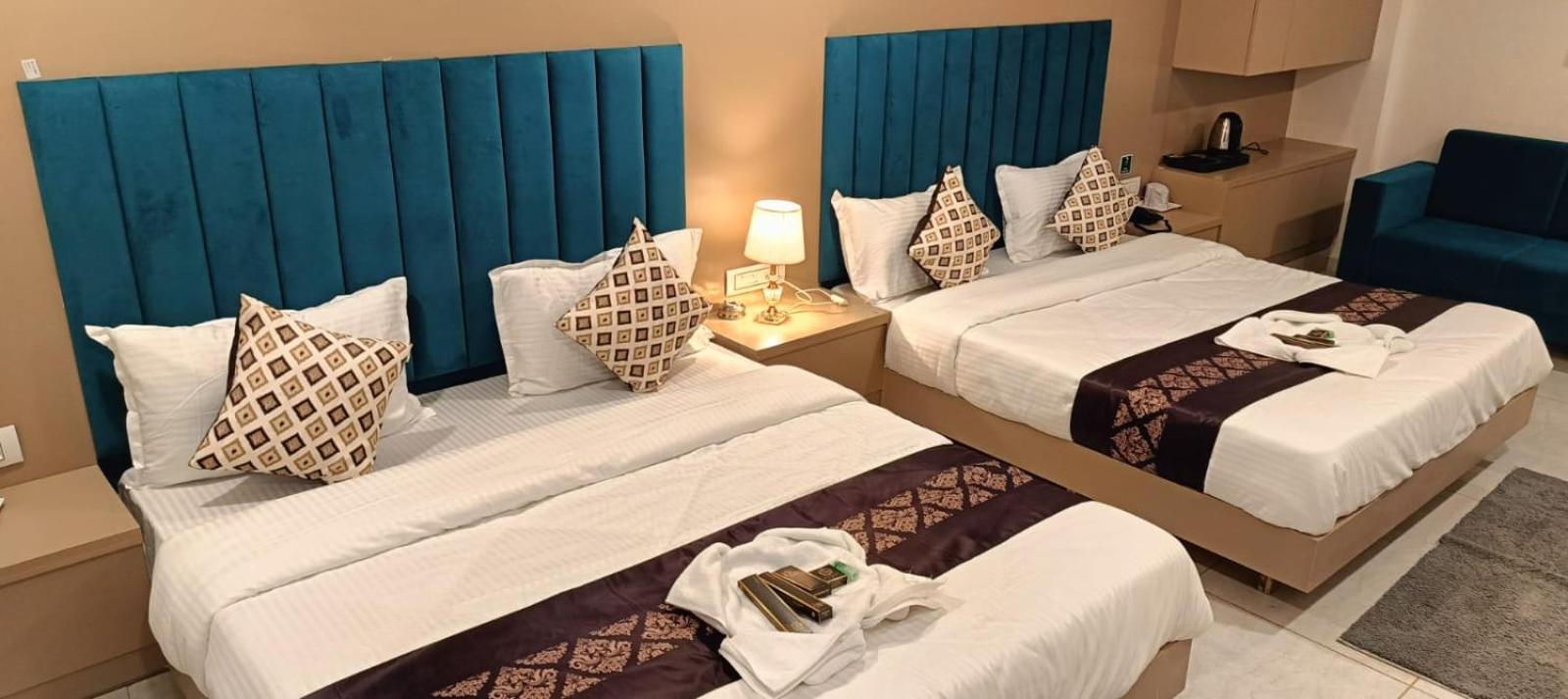 Hotel Royal Square Gandhinagar Bagian luar foto