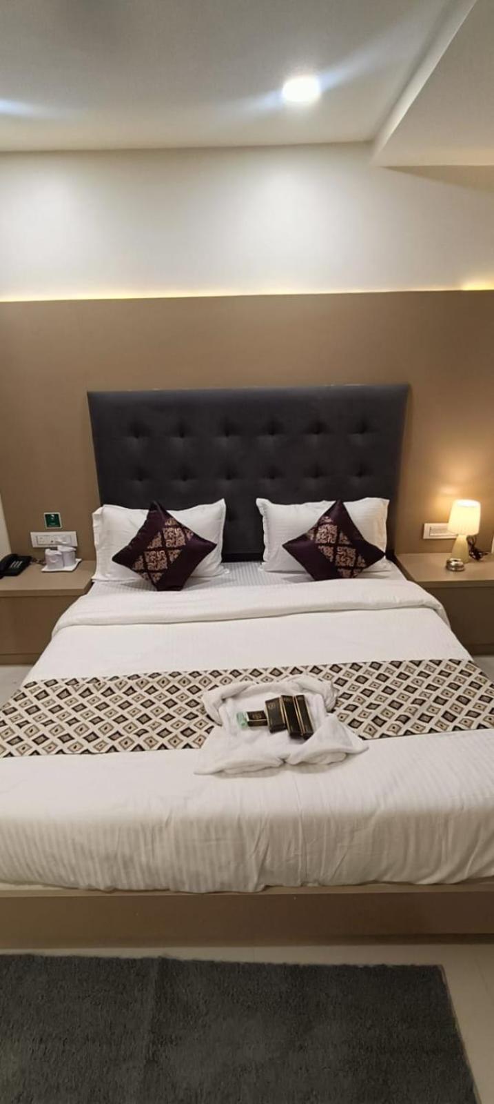 Hotel Royal Square Gandhinagar Bagian luar foto