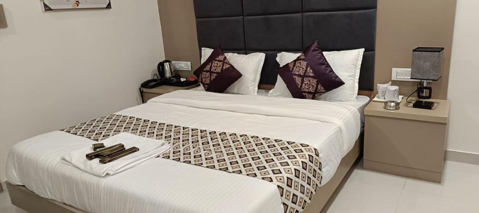 Hotel Royal Square Gandhinagar Bagian luar foto