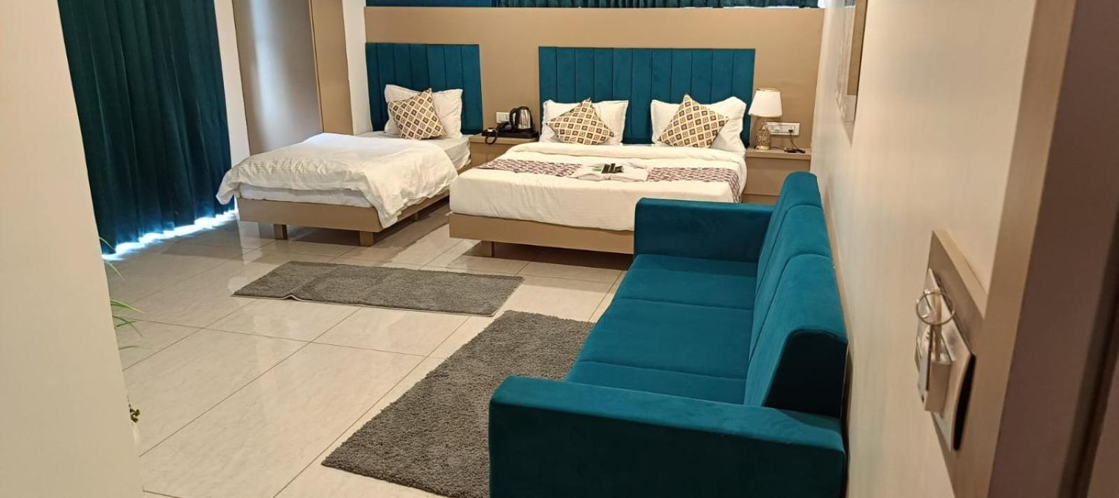 Hotel Royal Square Gandhinagar Bagian luar foto