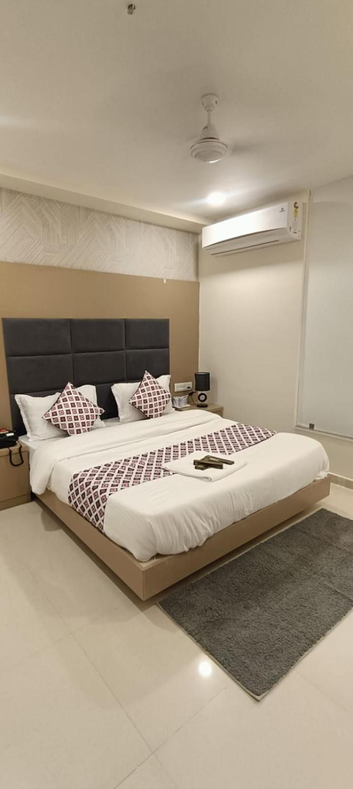 Hotel Royal Square Gandhinagar Bagian luar foto