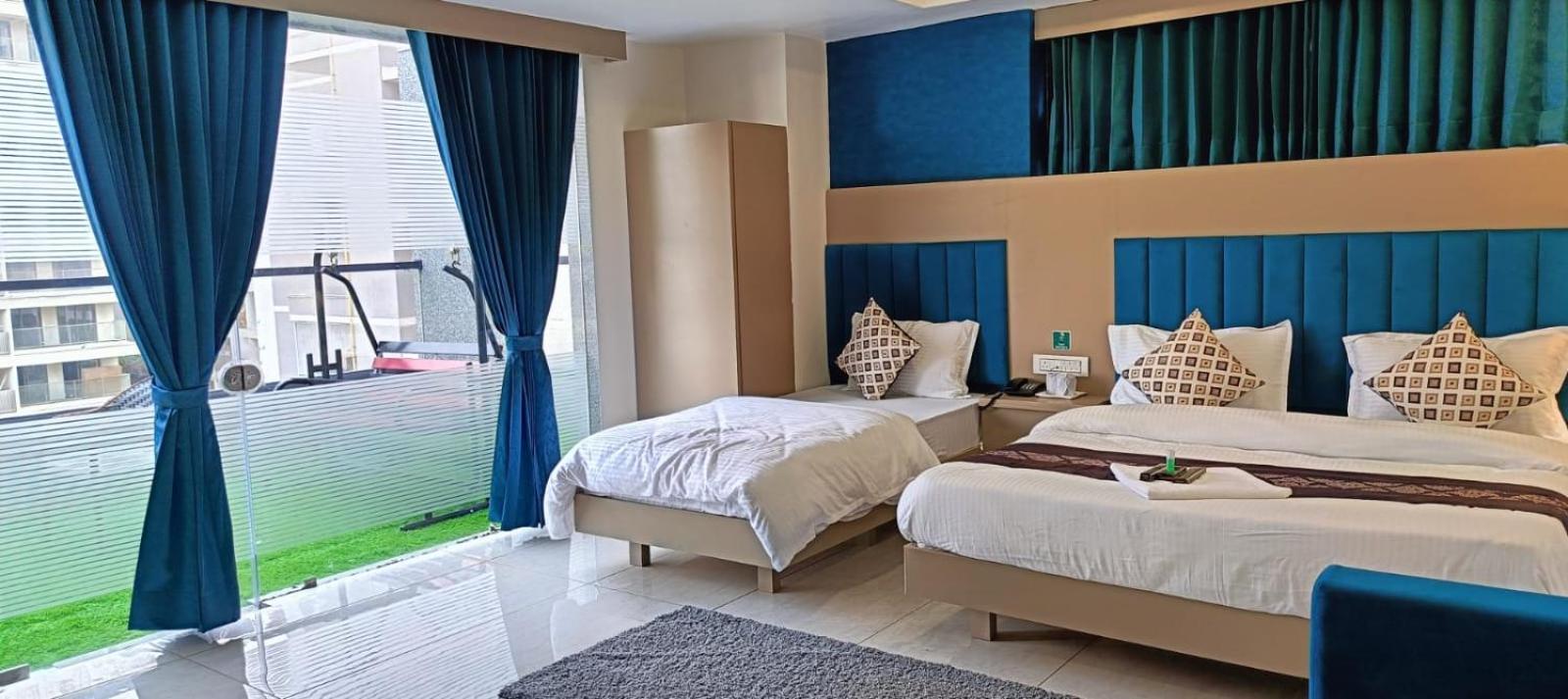 Hotel Royal Square Gandhinagar Bagian luar foto