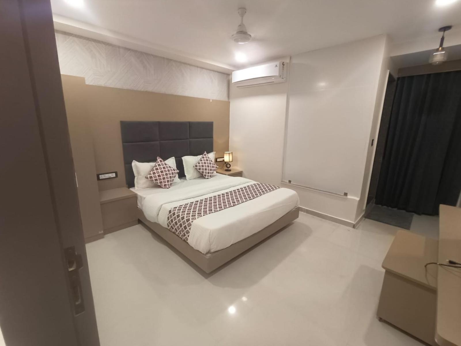 Hotel Royal Square Gandhinagar Bagian luar foto