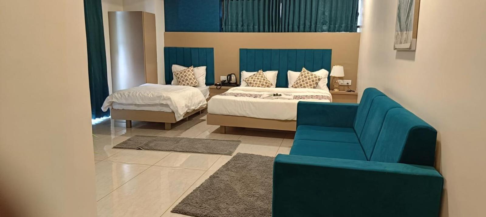 Hotel Royal Square Gandhinagar Bagian luar foto