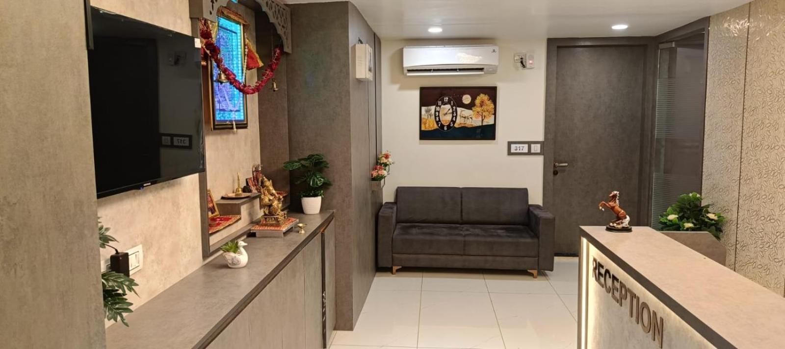 Hotel Royal Square Gandhinagar Bagian luar foto