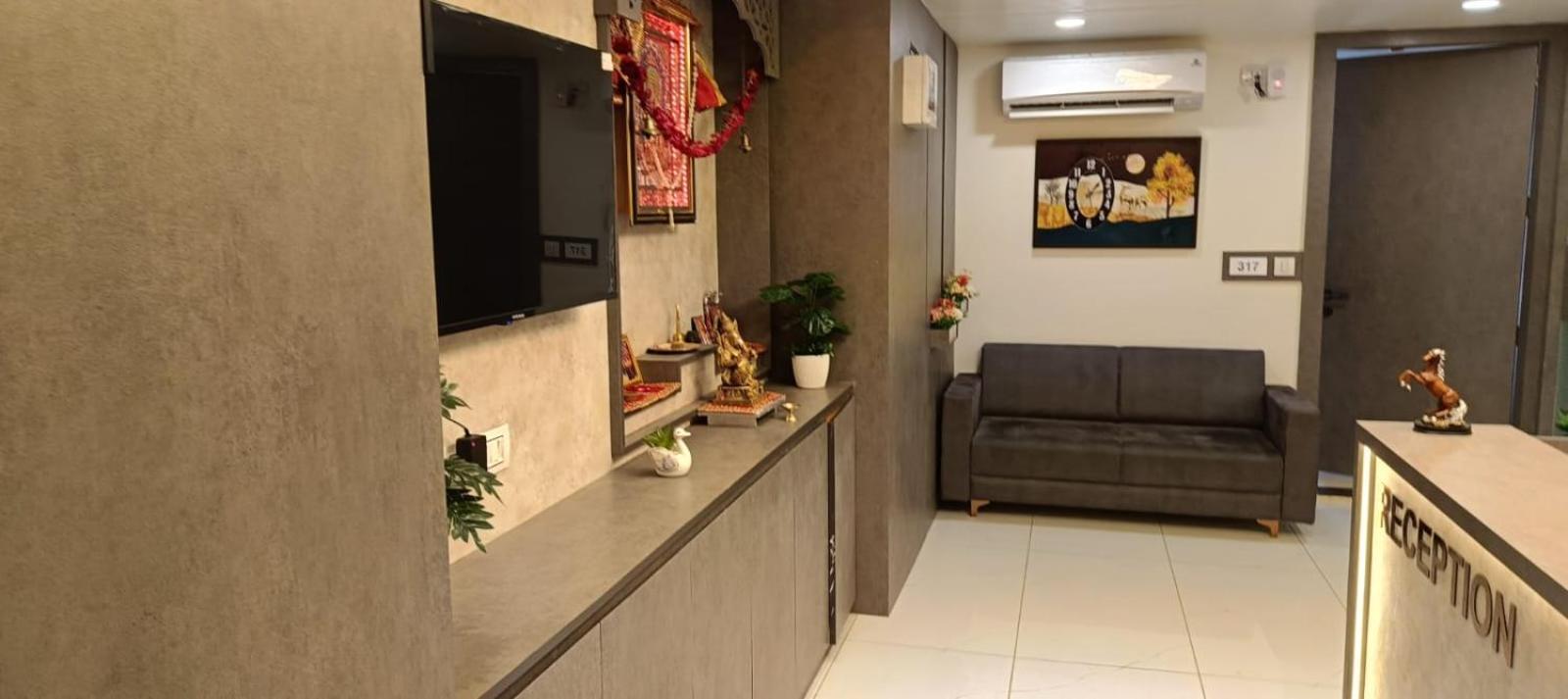 Hotel Royal Square Gandhinagar Bagian luar foto