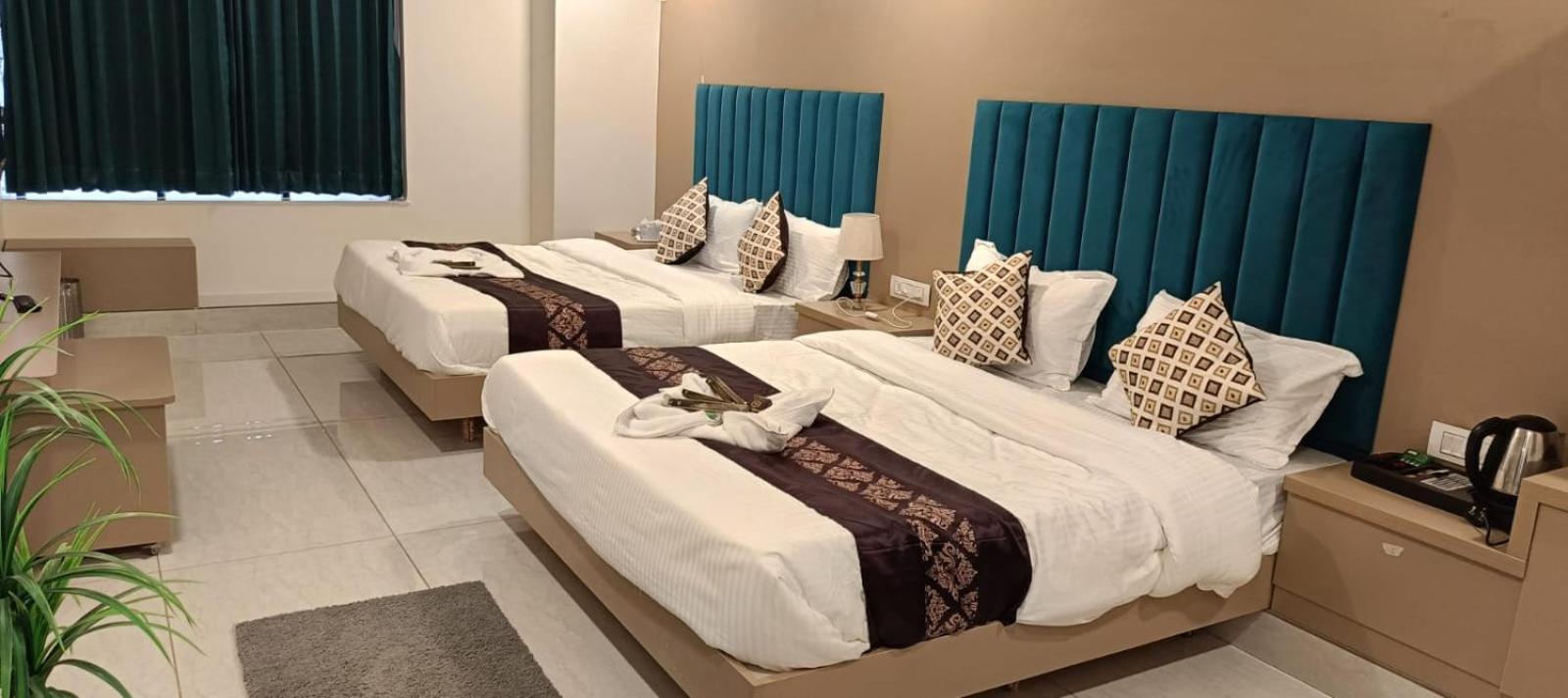 Hotel Royal Square Gandhinagar Bagian luar foto