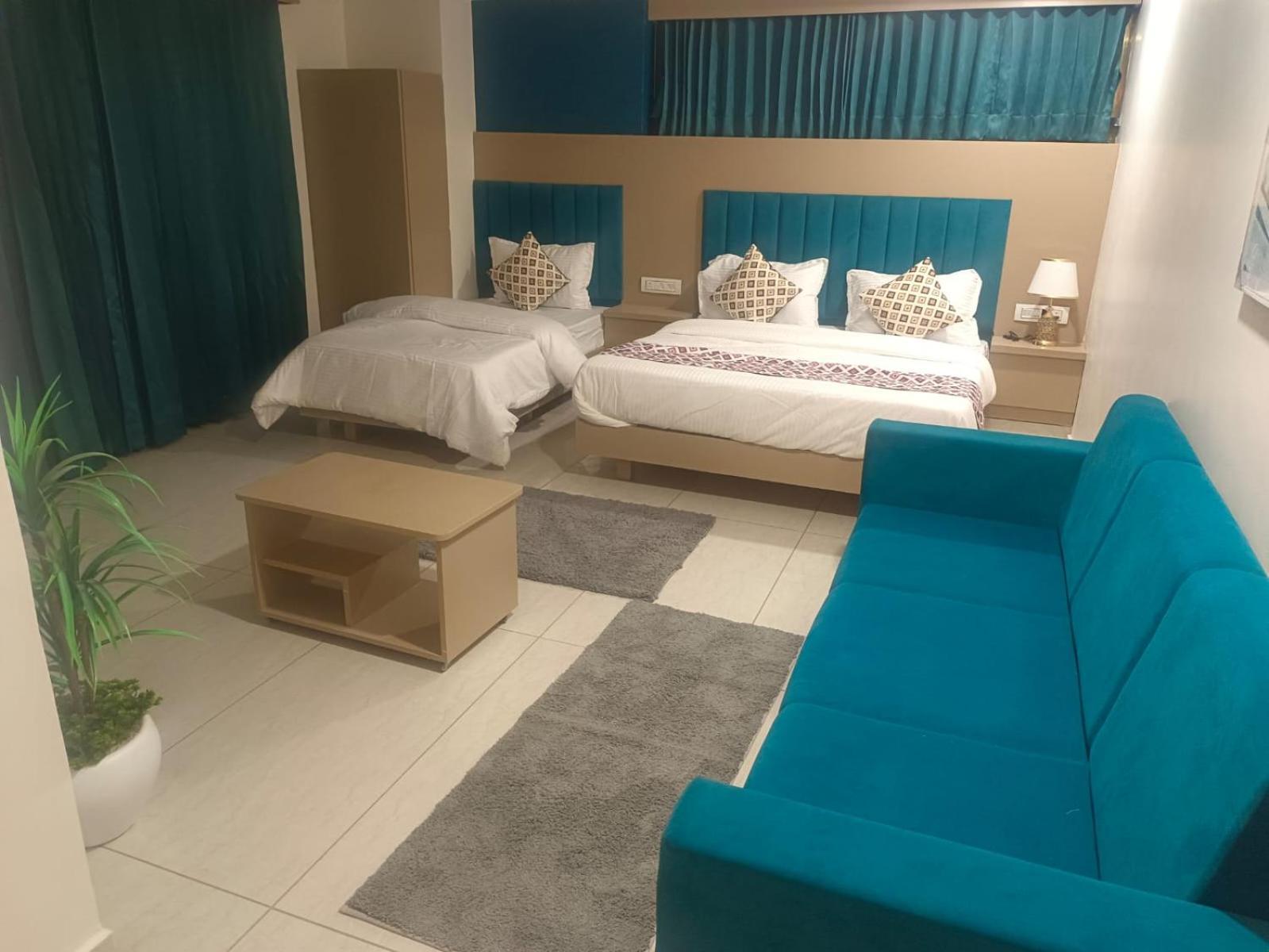 Hotel Royal Square Gandhinagar Bagian luar foto