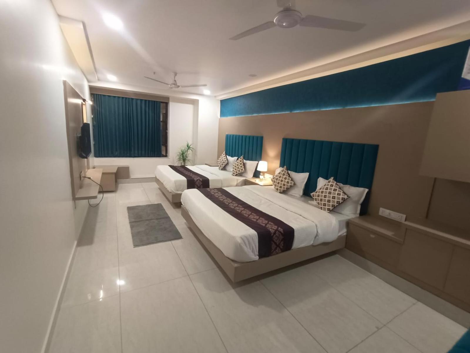 Hotel Royal Square Gandhinagar Bagian luar foto