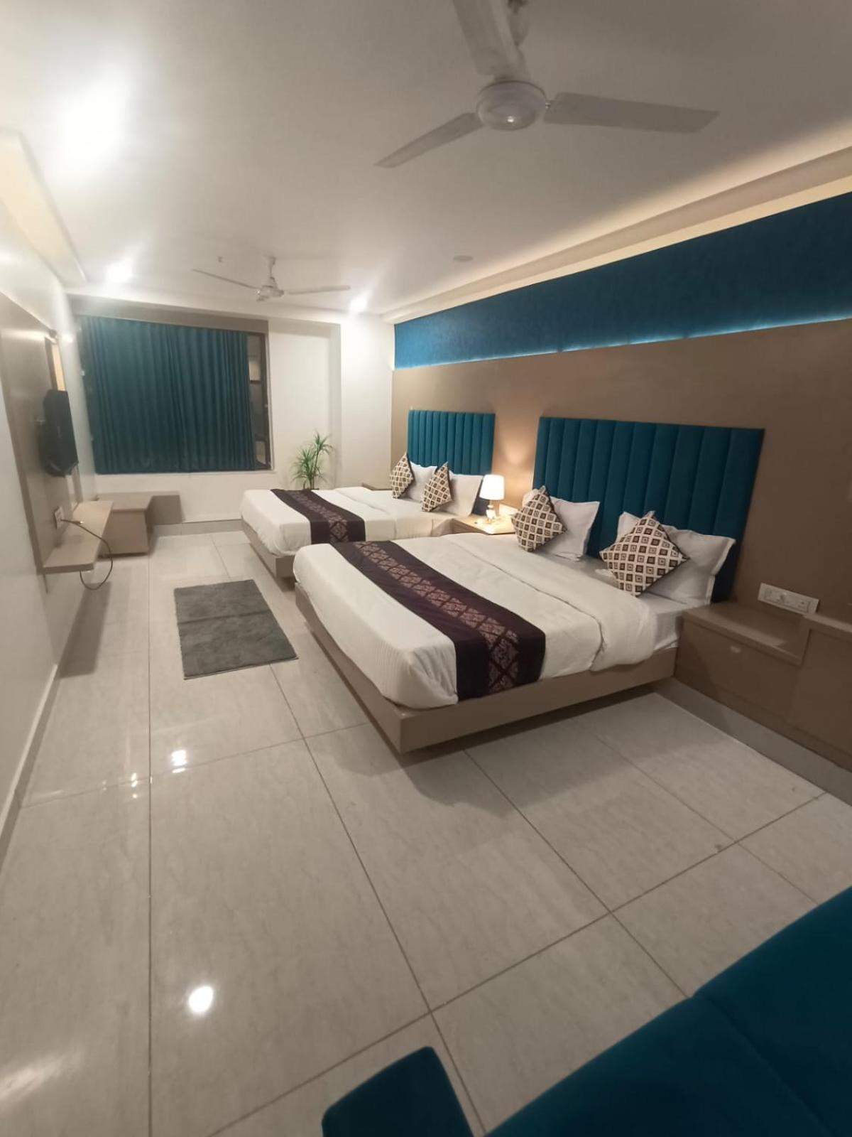 Hotel Royal Square Gandhinagar Bagian luar foto
