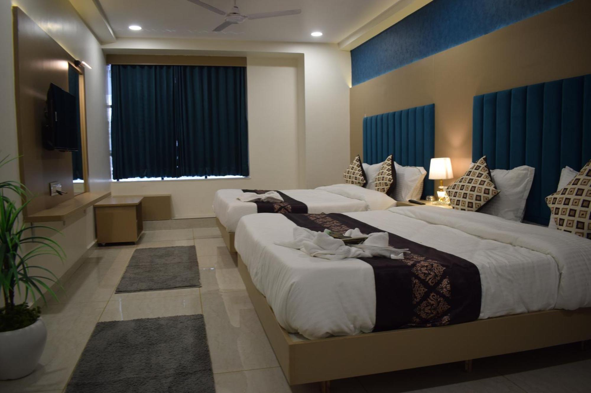 Hotel Royal Square Gandhinagar Bagian luar foto