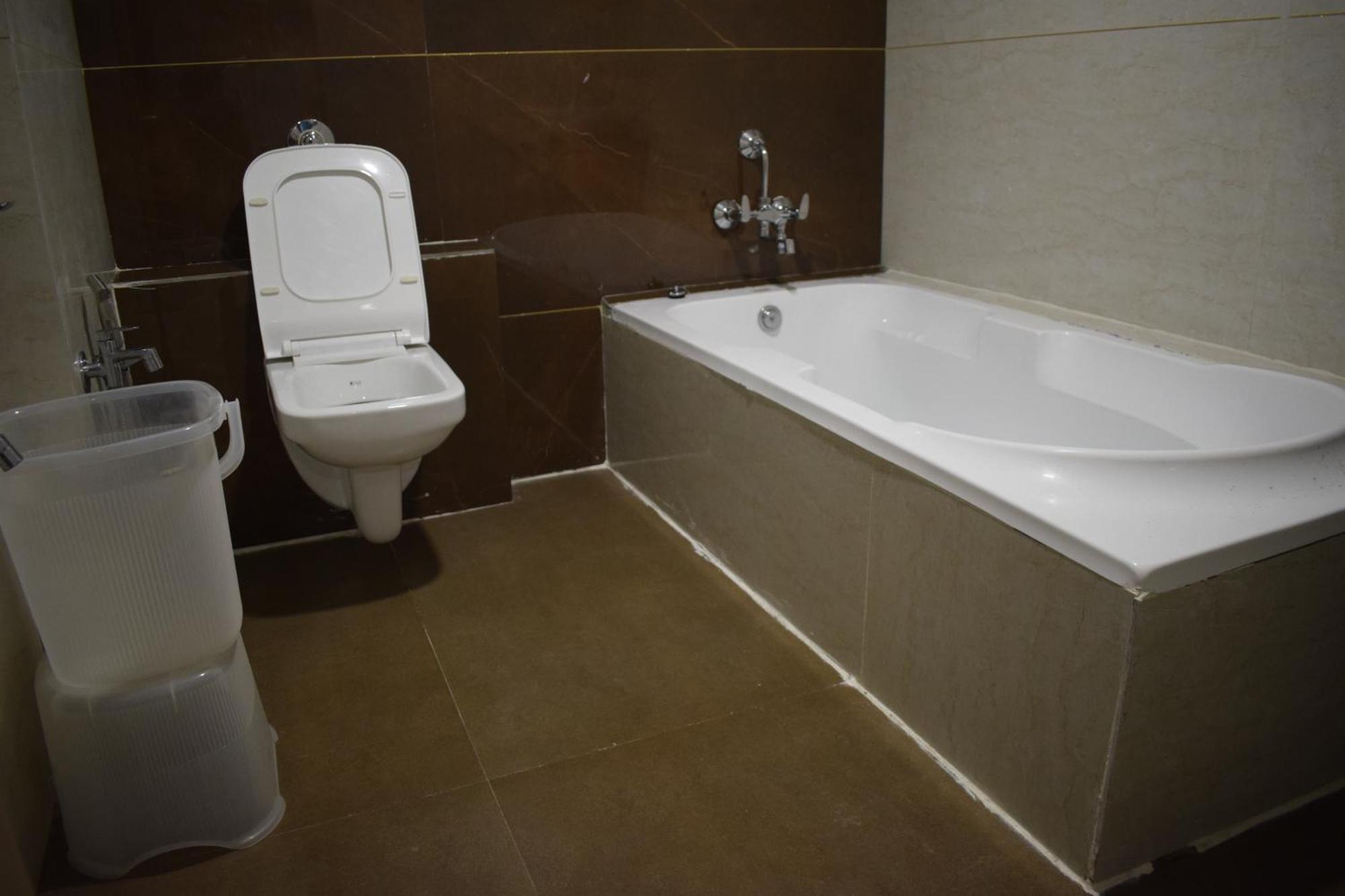 Hotel Royal Square Gandhinagar Bagian luar foto