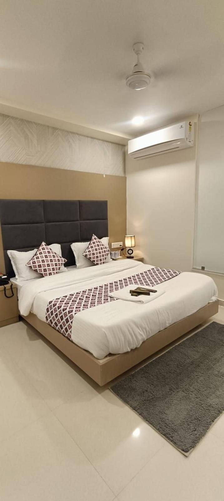 Hotel Royal Square Gandhinagar Bagian luar foto
