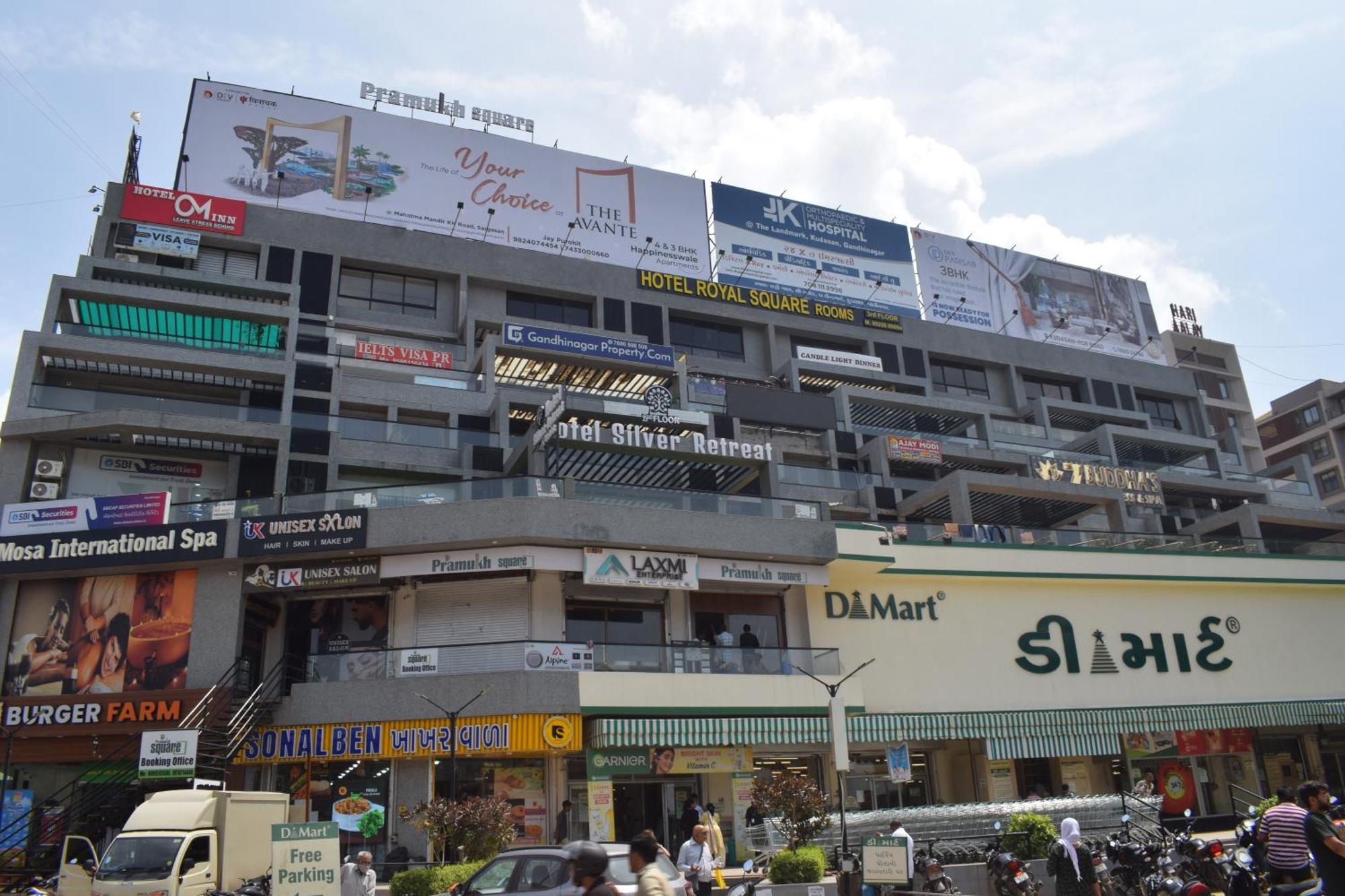 Hotel Royal Square Gandhinagar Bagian luar foto
